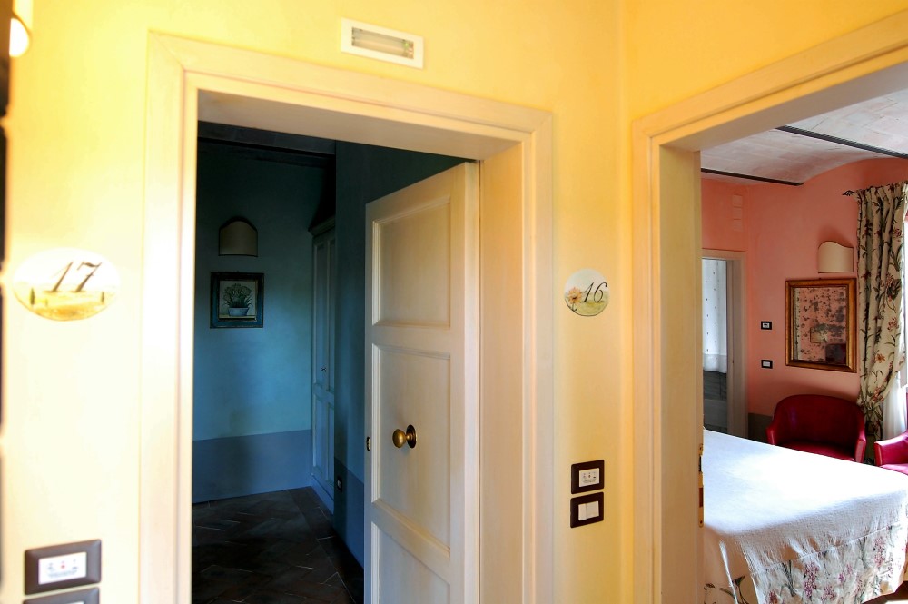 Entrance rooms 16-17